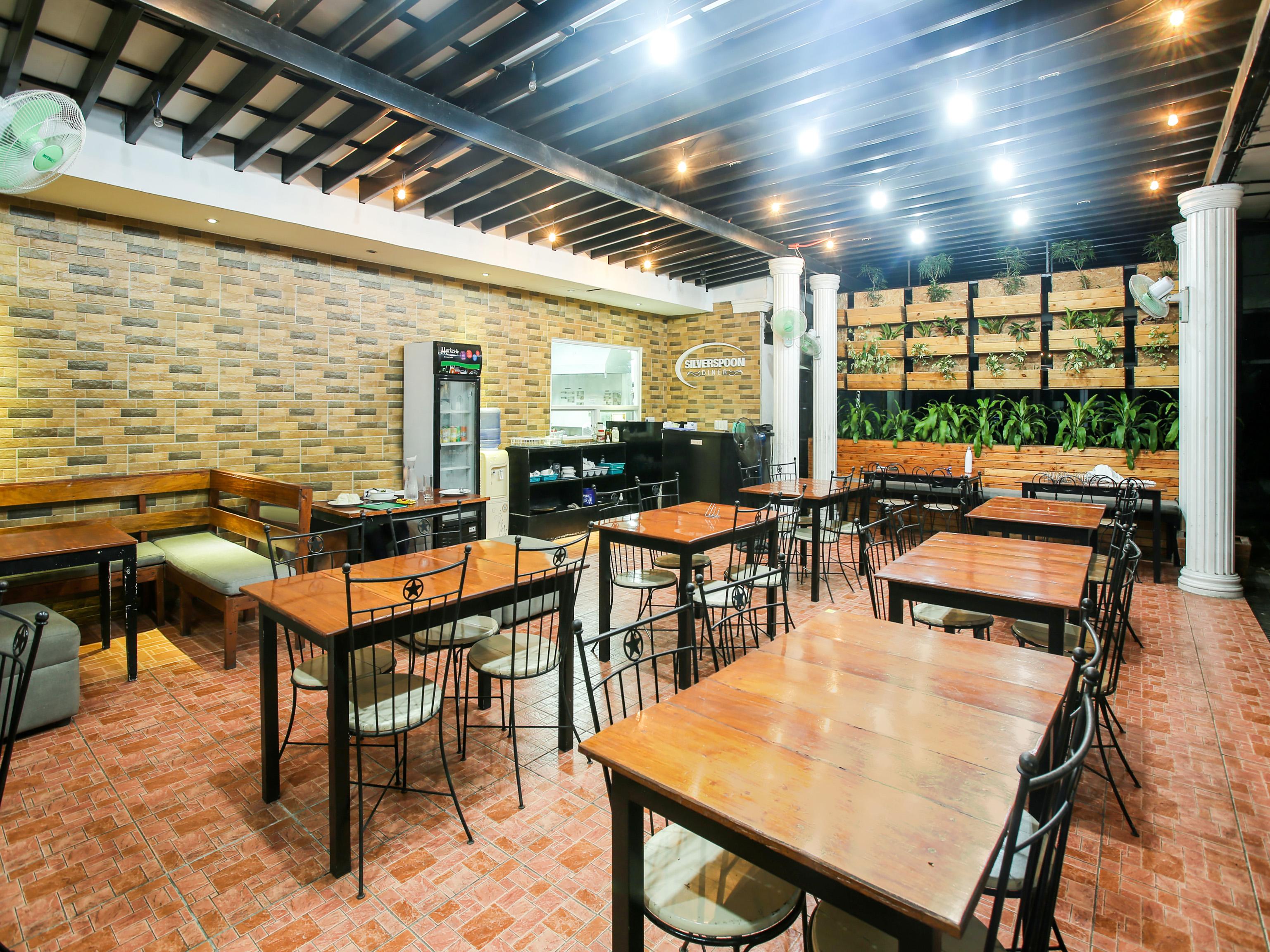 Hotel Euroasia By Bluebookers Angeles Ngoại thất bức ảnh