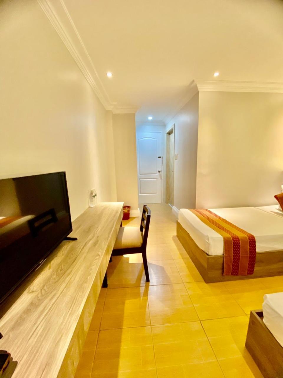 Hotel Euroasia By Bluebookers Angeles Ngoại thất bức ảnh