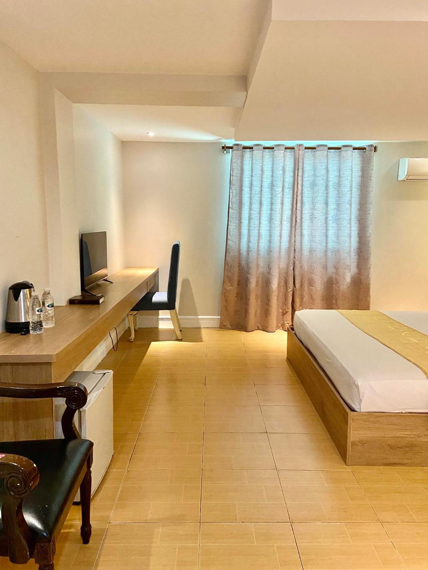 Hotel Euroasia By Bluebookers Angeles Ngoại thất bức ảnh